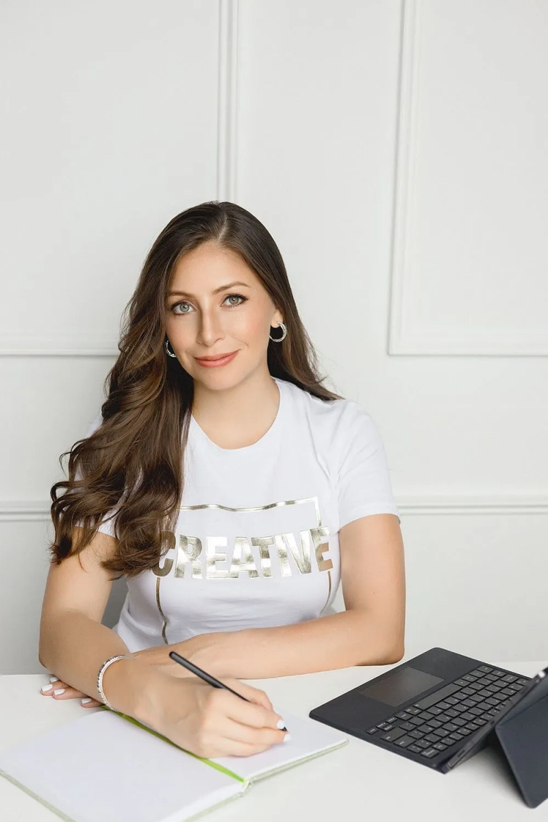 Gina escribiendo - creación de contenido